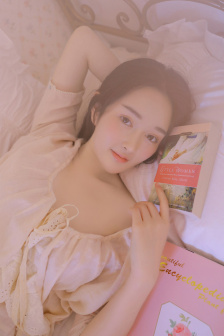 女性高级感白色游泳衣